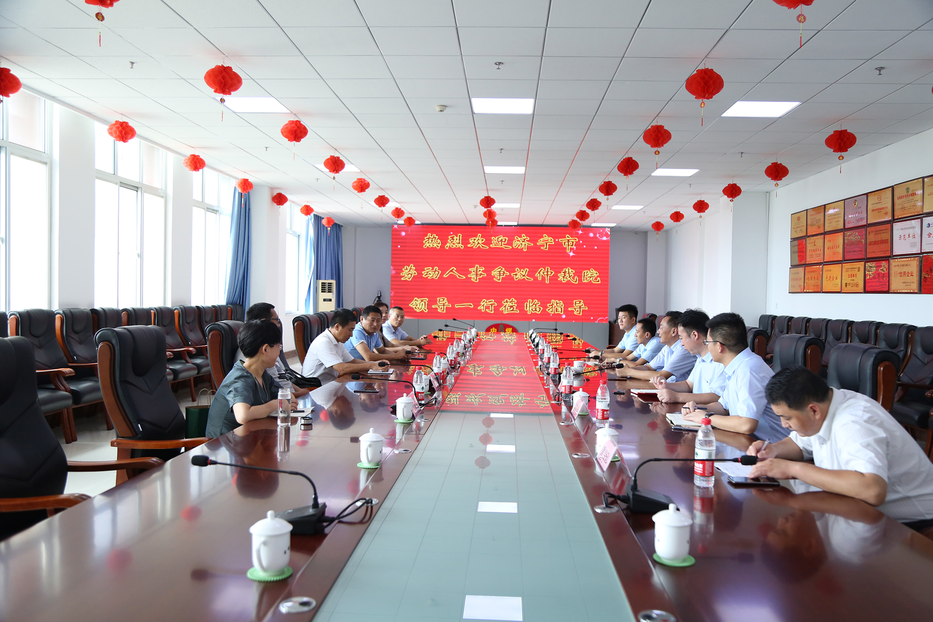 Сердечно приветствуем руководителей Цзининского института арбитража по трудовым и кадровым спорам, которые посетят China Coal Group